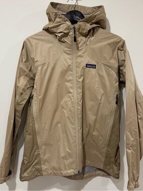 Patagonia beige long sleeve 100% nylon rain coat jacket shell size large pockets
